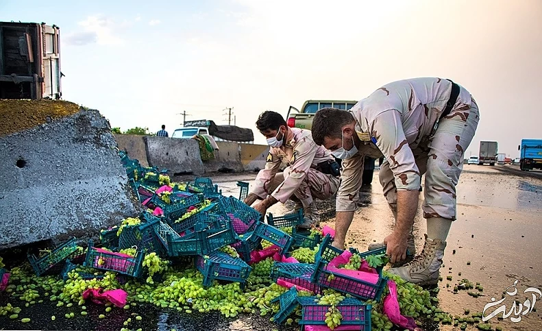 (تصاویر) واژگونی کامیون حامل انگور